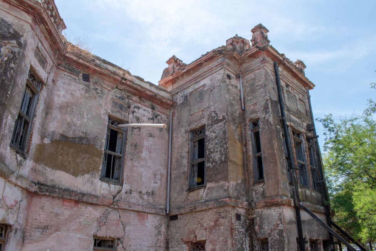 Fachada histórica de la abandonada Hacienda Bella Cristina