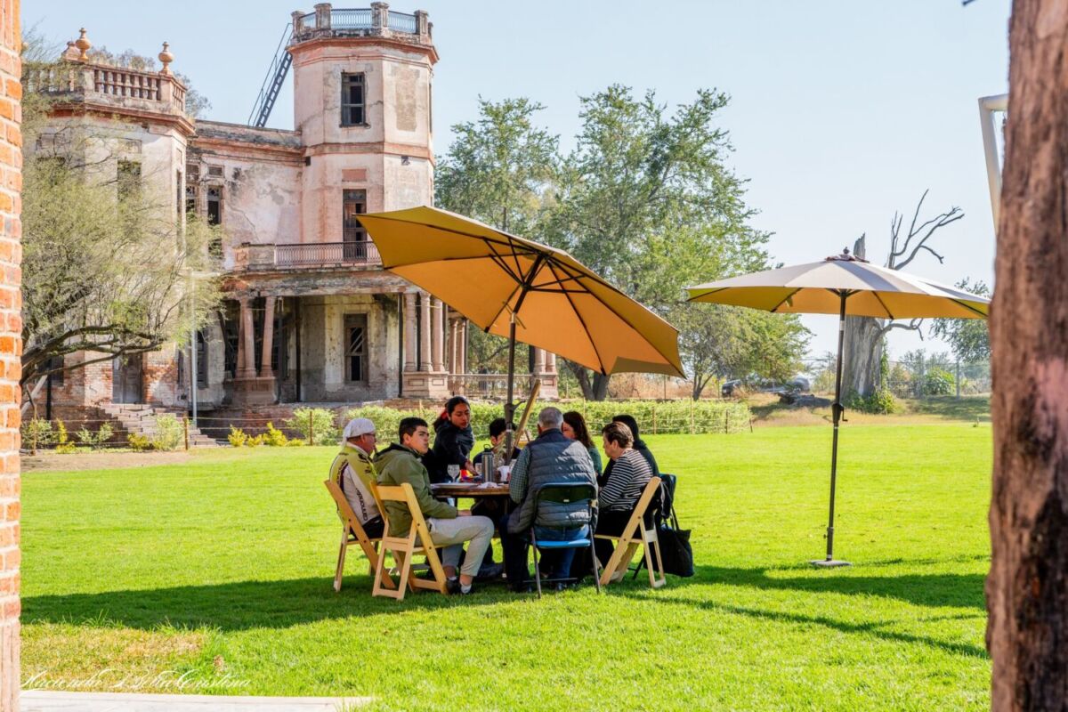 Una familia desayunando en el jardín de la Hacienda La Bella Cristina 