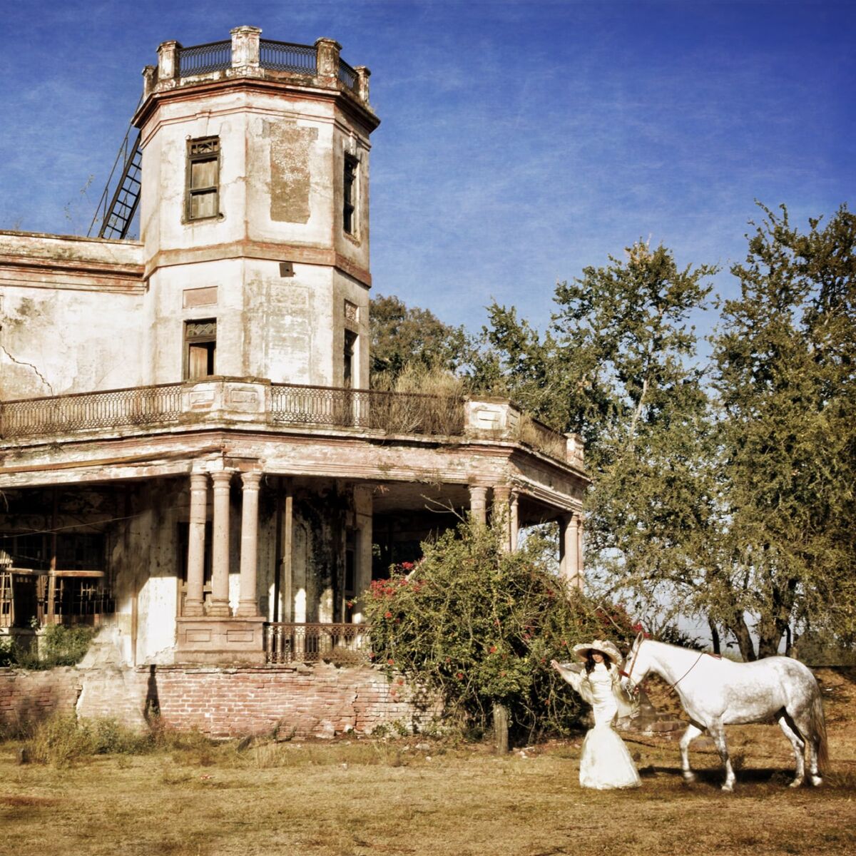 Mujer vestida de novia en la Hacienda La Bella Cristina 