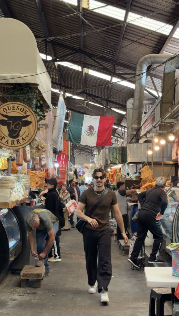 influencer tacotios en un mercado mexicano