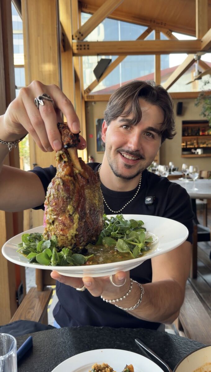influencer tacotios mostrando un chamorro