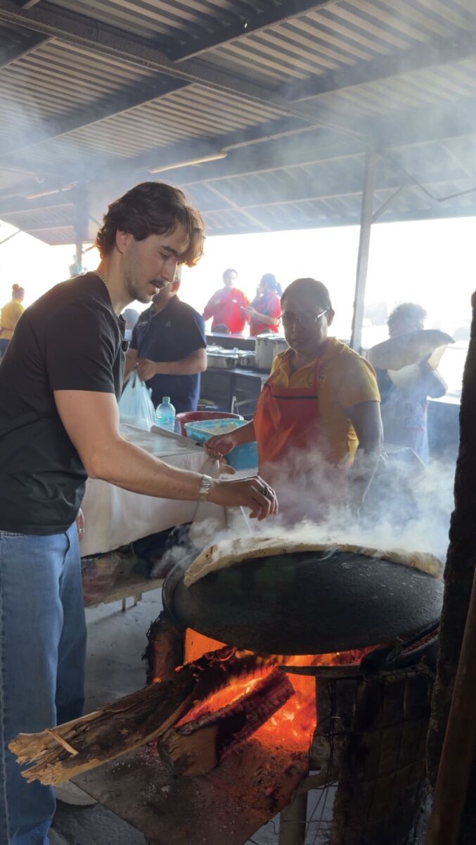 influencer tacotios preparando tortillas de harina con una cocinera