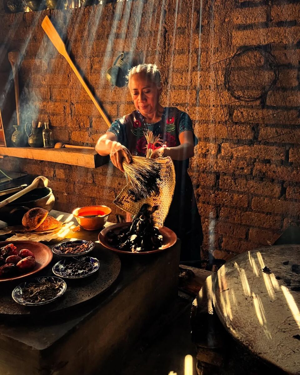 cocinera tradicional preparando mole negro
