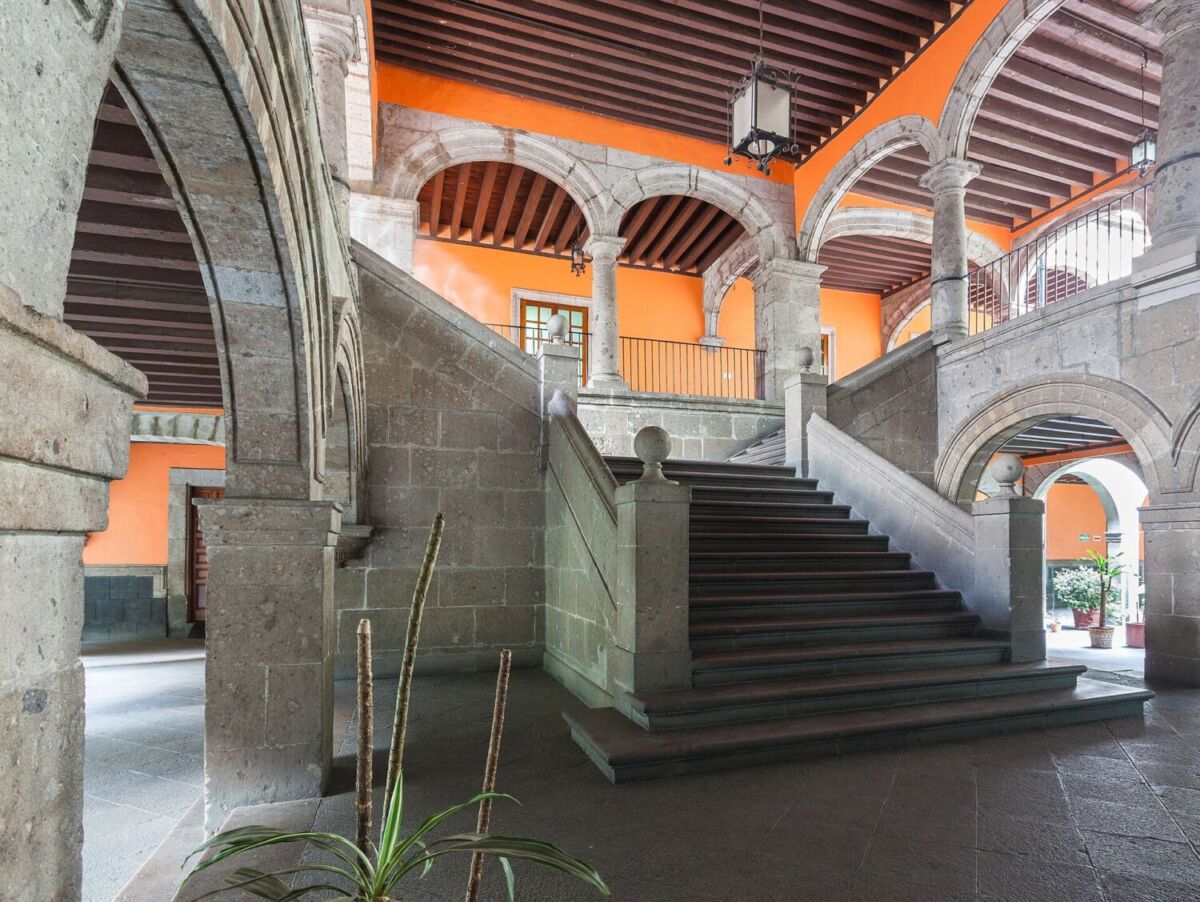 antiguo edificio de la época colonial, construido con cantera 