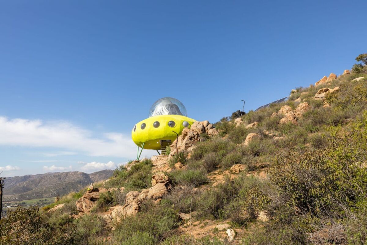 hotel en forma de OVNI en medio de la naturaleza 