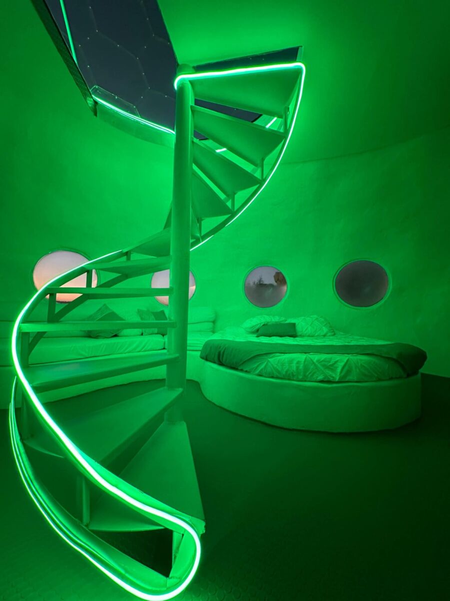 habitación de un hotel en forma de OVNI 