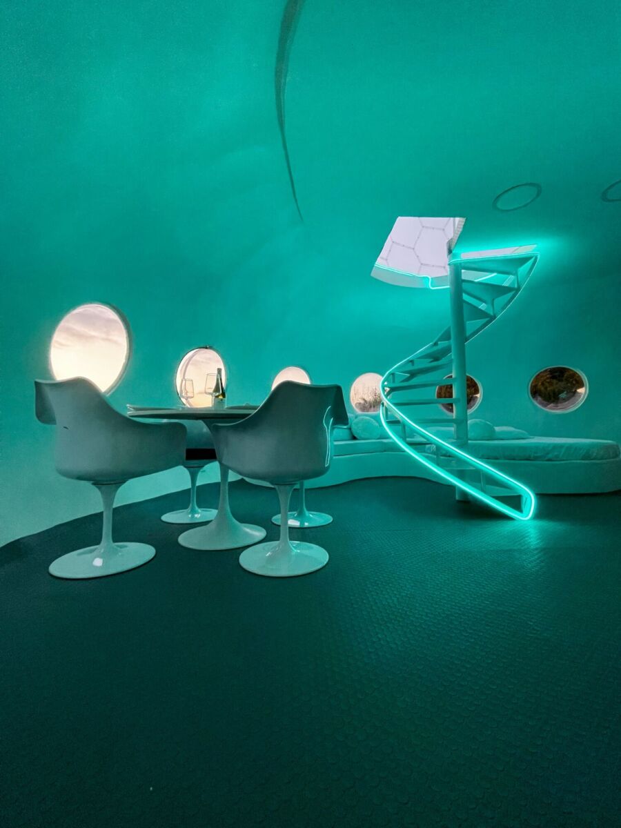 mesas y sillas en un hotel futurista