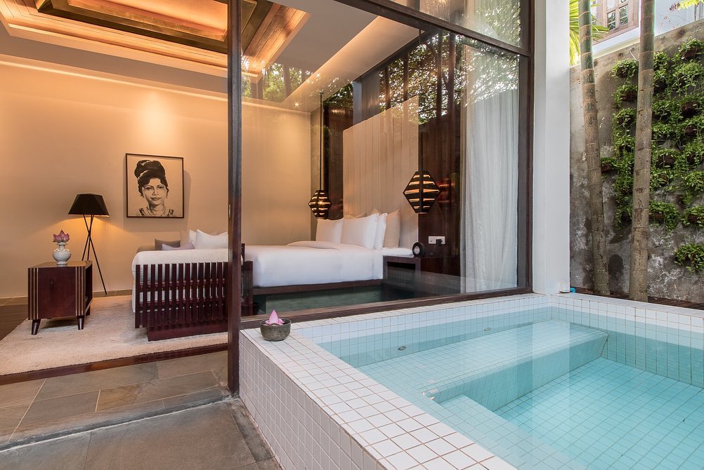 piscina privada en una habitación 