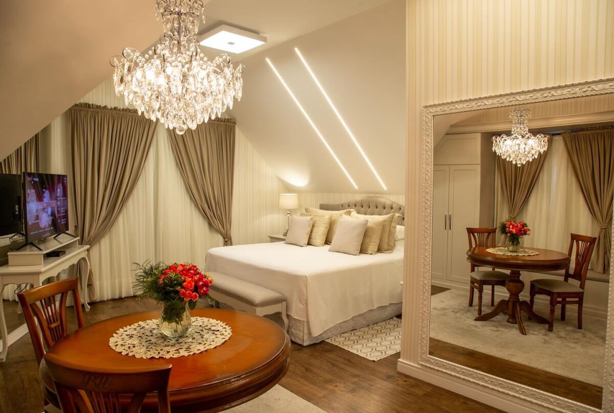 cama y mesa en un hotel brasileño 