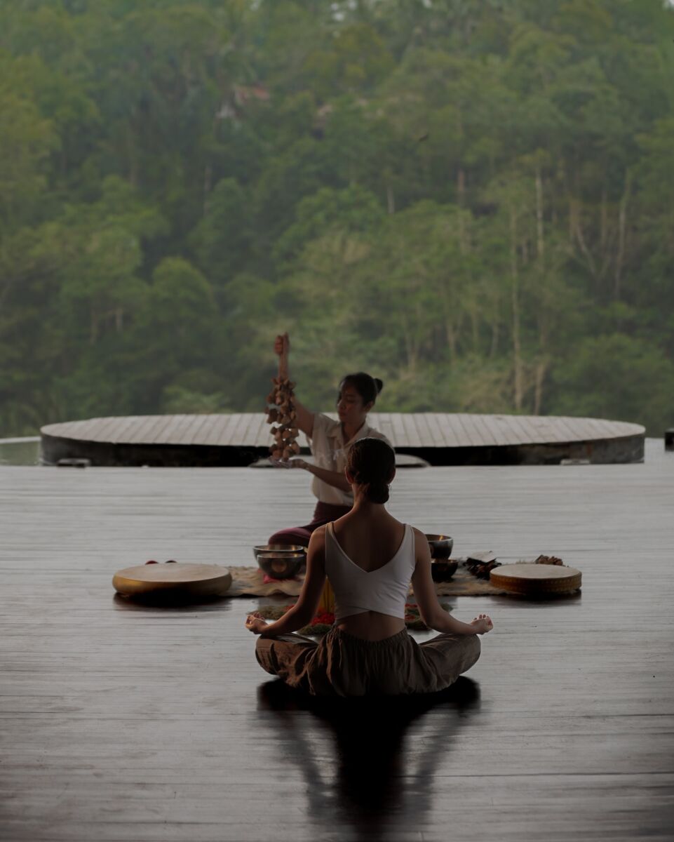 mujer meditando en la naturaleza 
