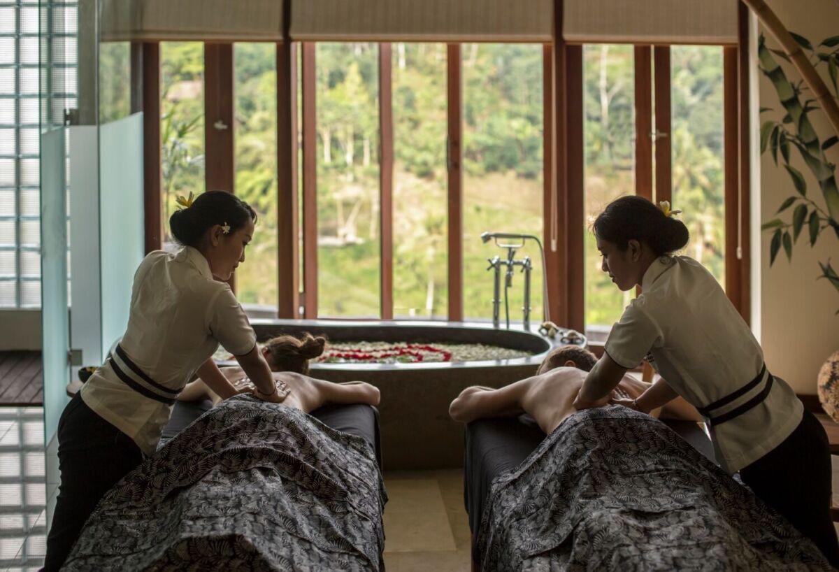 mujeres en un spa dando un masaje relajante
