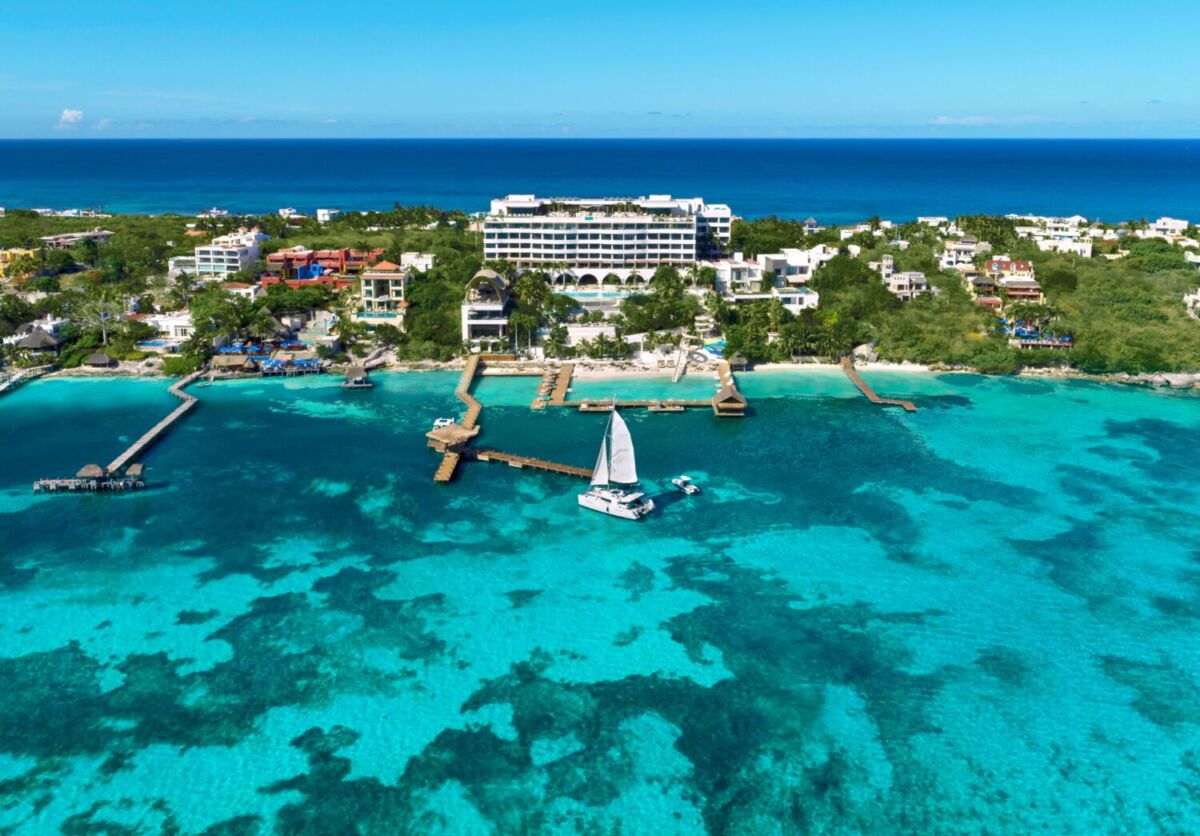 Llegamos en catamarán a este hotel en Isla Mujeres y nos hizo sentir en un capítulo de White Lotus