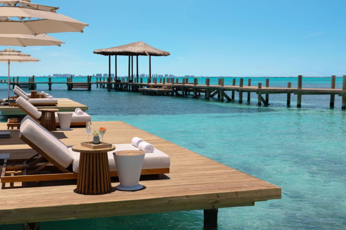 Camastros del Hotel Impression Isla mujeres
