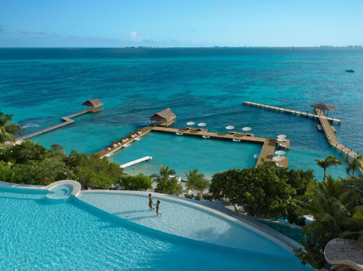 Vista aérea de la Piscina infinita del Hotel Impression Isla Mujeres