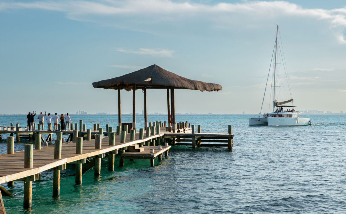 Un catamarán llegando al muelle del Hotel Impression Isla Mujeres