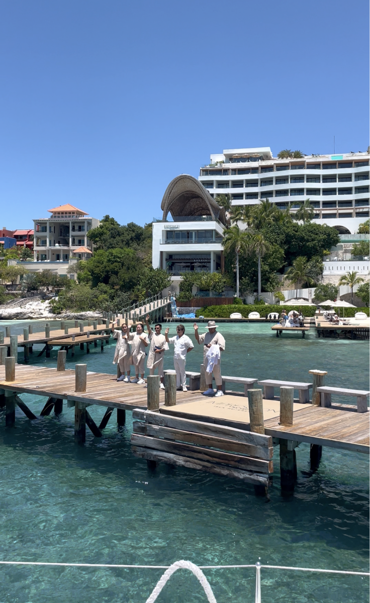 Mayordomos de Impression Isla Mujeres dando la bienvenida a los nuevos huéspedes 