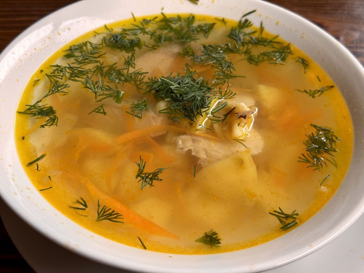 caldo con papas y zanahorias