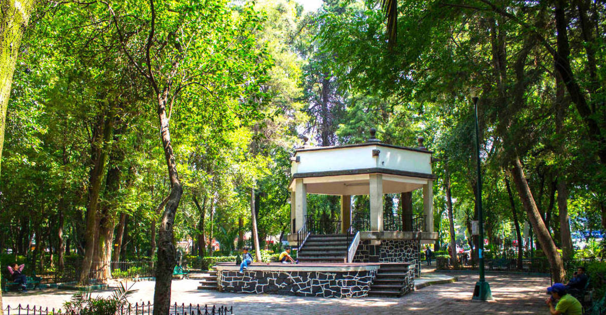kiosco en un parque lleno de árboles