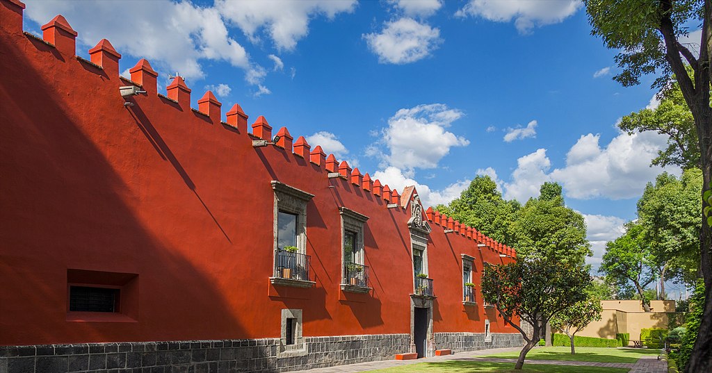 fachada roja de un edificio colonial en la cdmx