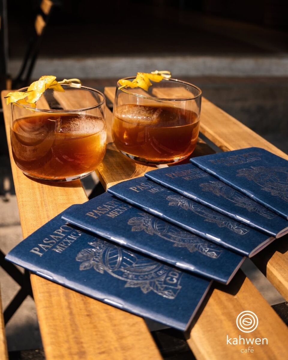 dos vasos de café frío y en frente unos pasaportes