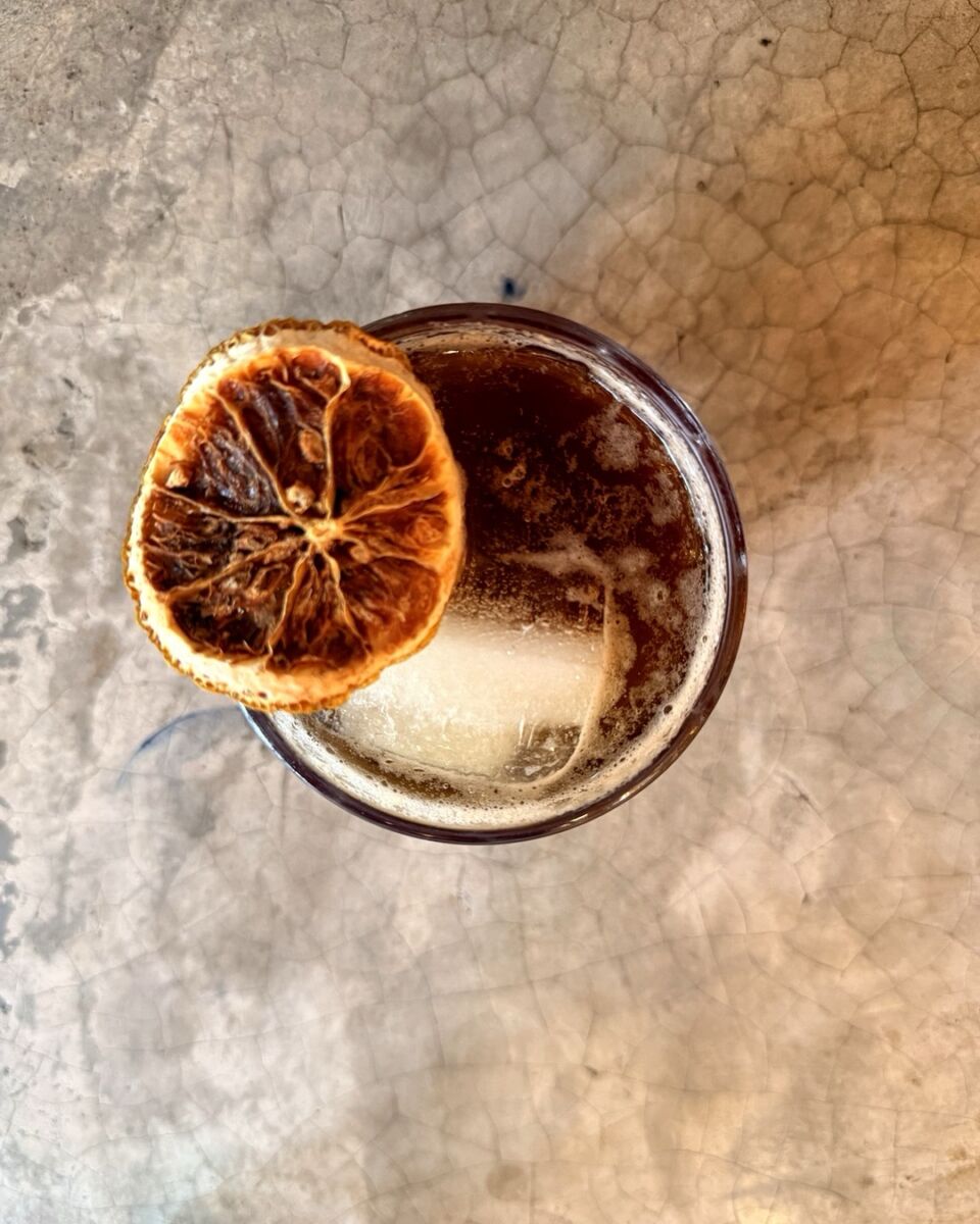 Un vaso de cold brew visto desde arriba 