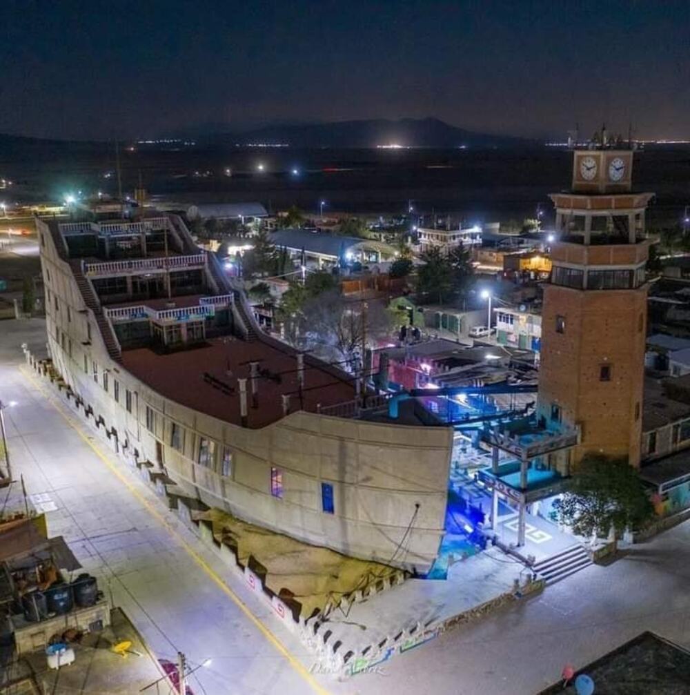 Postal de la iglesia La Barca de la Fe de noche