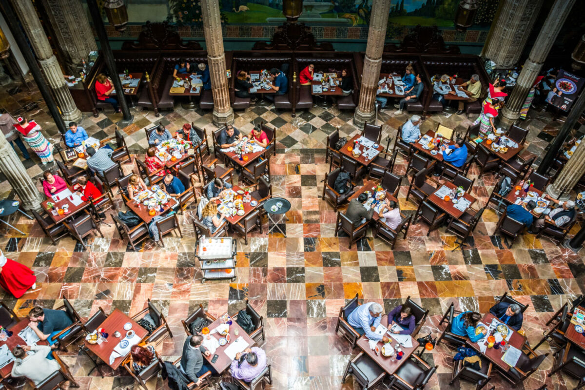 Vista aérea restaurante Sanborns Casa de los Azulejos con piso de mármol multicolor, columnas y mesas llenas de comensales, Centro Histórico CDMX