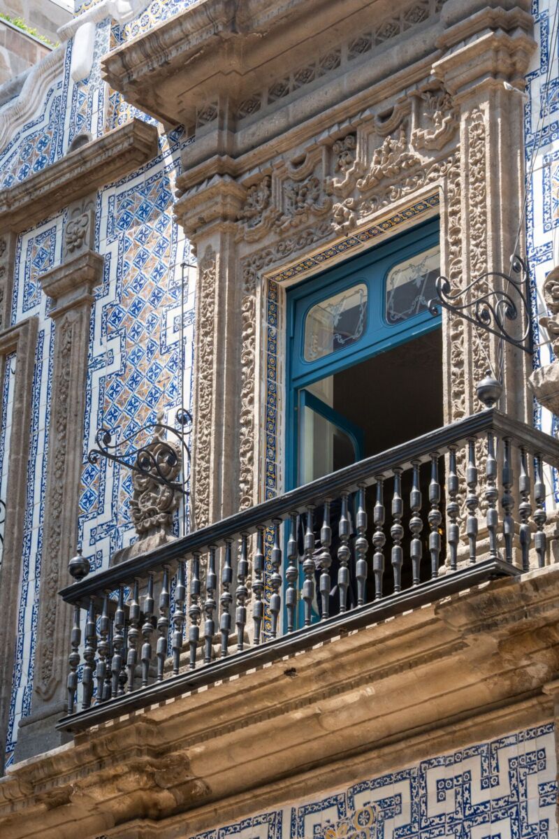 Balcón con herrería japonesa de la Casa de los Azulejos