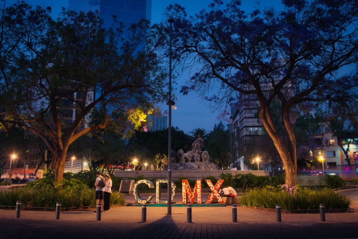 Parque en la noche de la Colonia Condesa