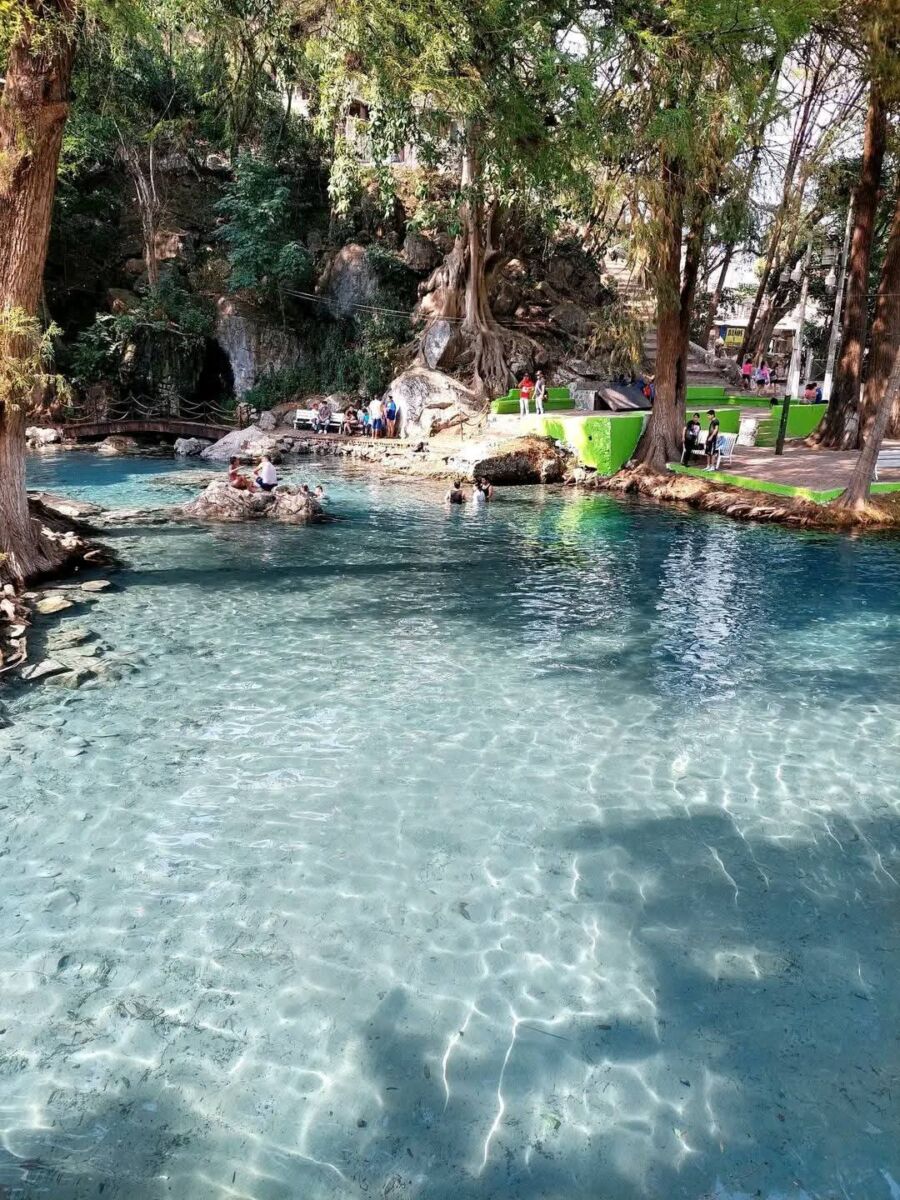 Agua cristalina de la laguna de Nogales