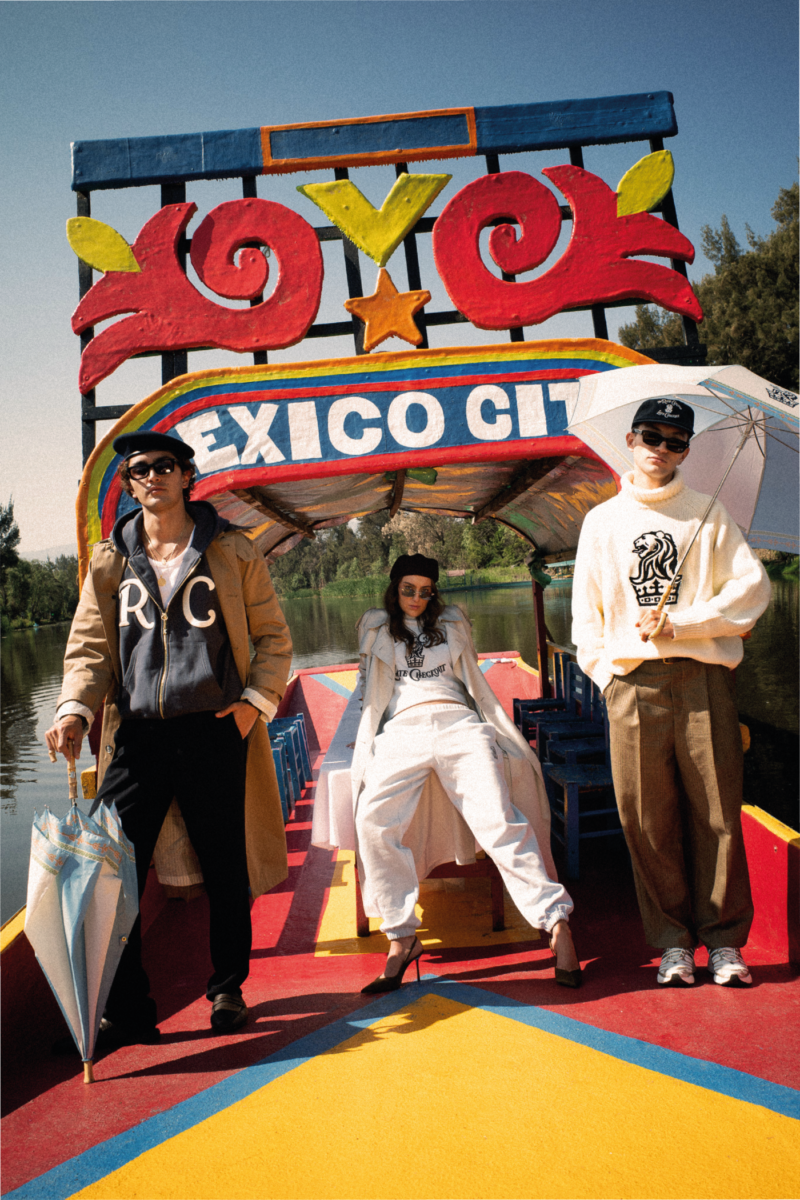 personas con ropa elegante en las trajineras de Xochimilco