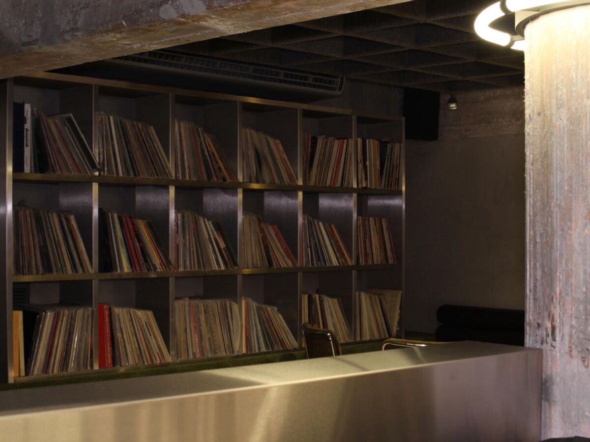 Colección de vinilos en Ro Upstairs 