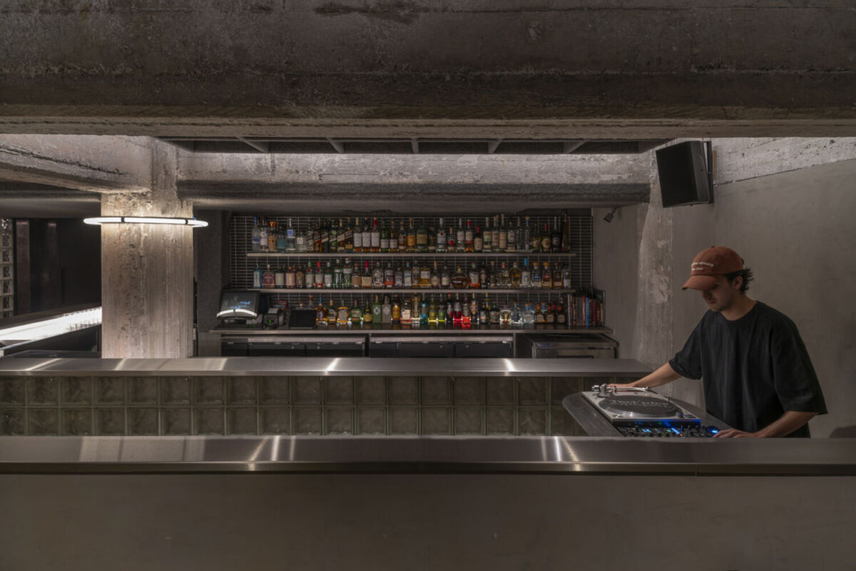 Barra de cócteles en Ro Upstairs y el Dj a un lado 