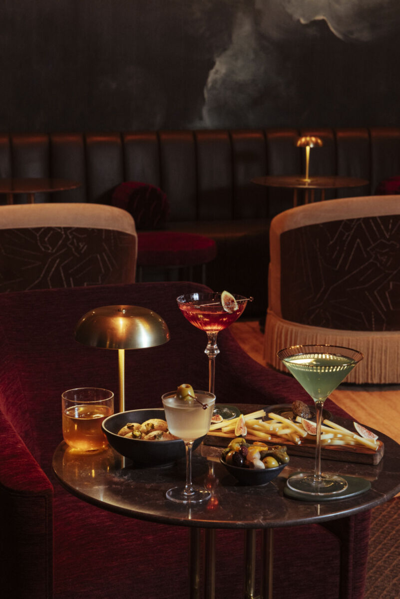 Mesas y sillones del Bar L’Obsidian