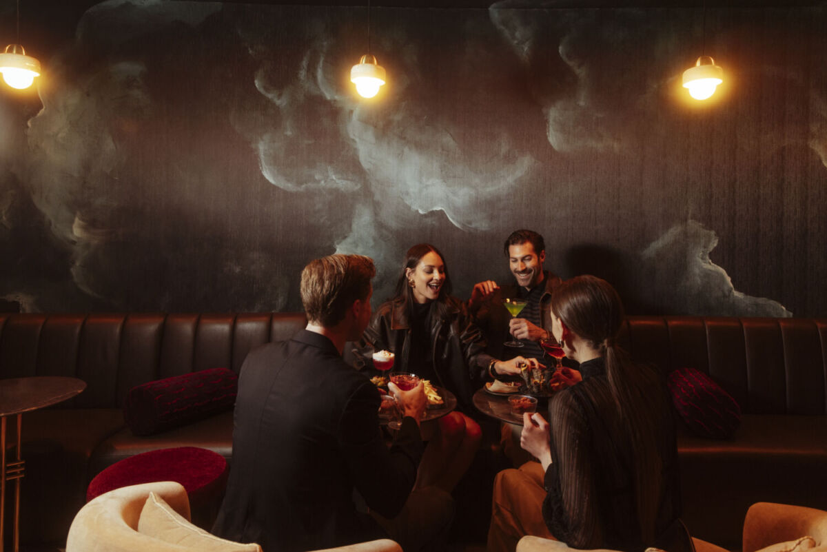 Un grupo de amigos divirtiéndose en Bar L’Obsidian
