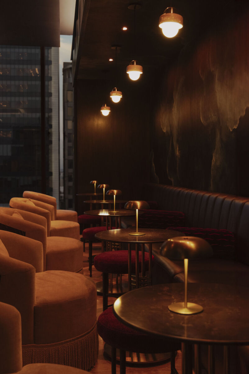 Sillones y mesas del Bar L’Obsidian