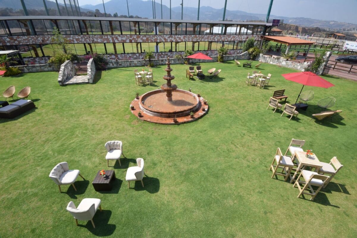 Vista aérea jardines Molino Viejo Interlomas con fuente central, áreas verdes y mesas al aire libre, Estado de México