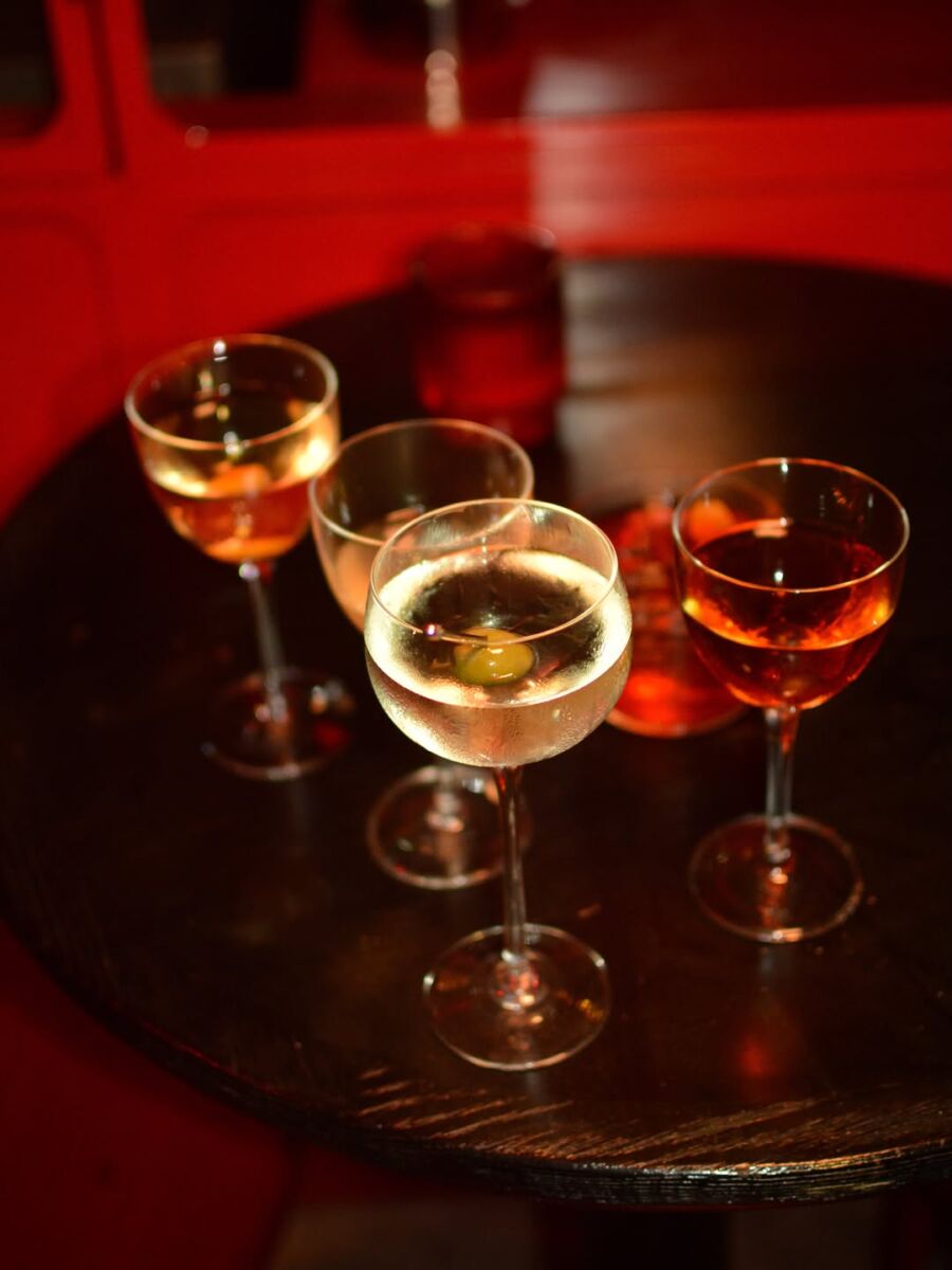 copas de martini bajo la luz roja