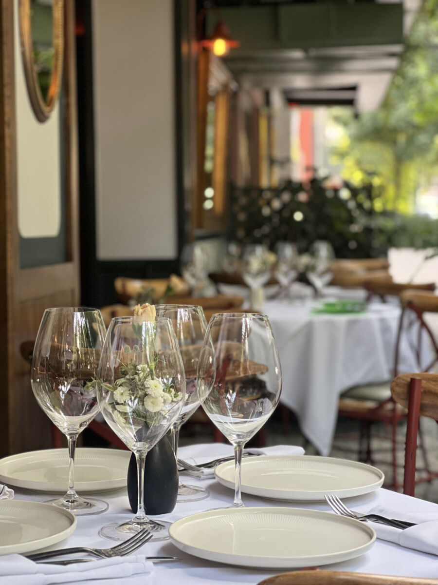 mesas con manteles blancos y copas de cristal