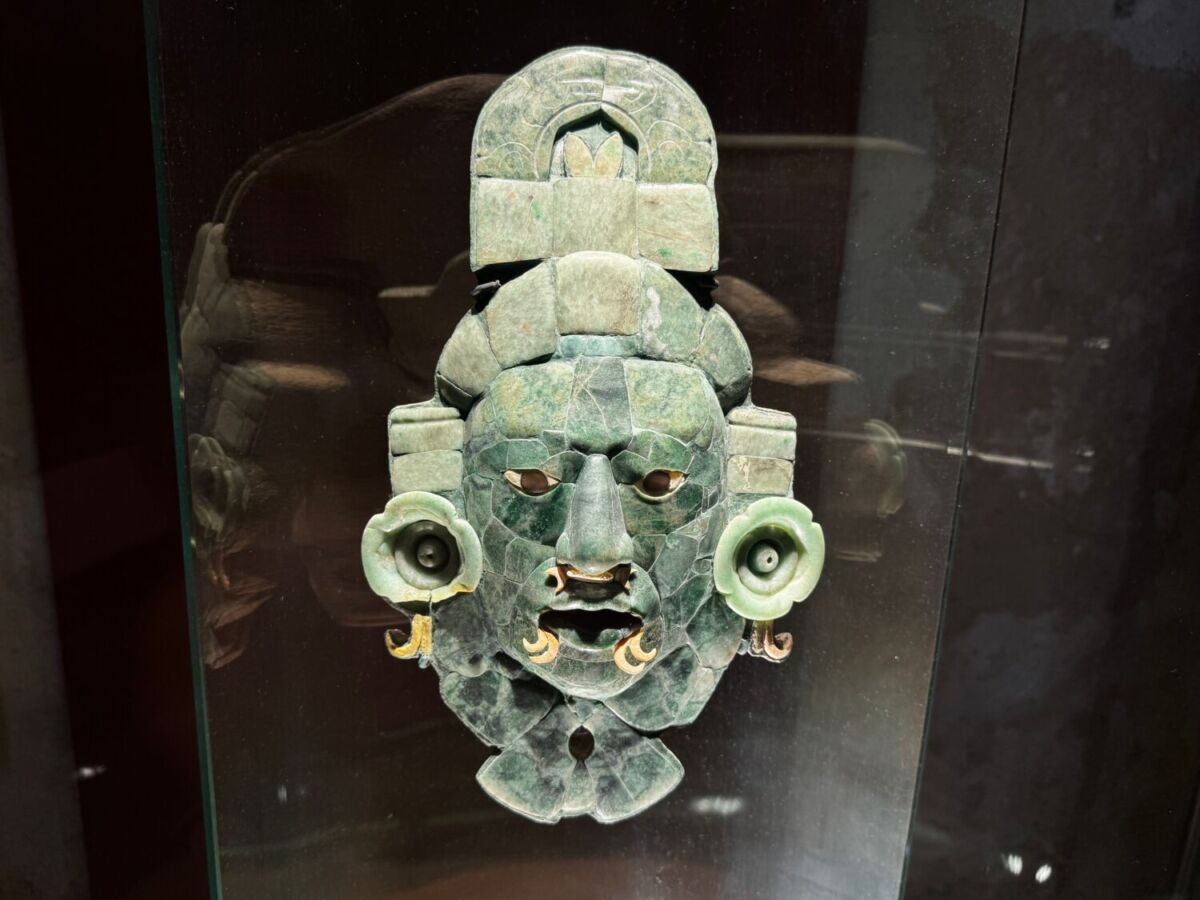 antigua máscara maya hecha con jade 