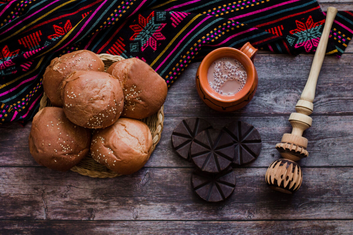 pan, tabletas y taza chocolate artesanal 