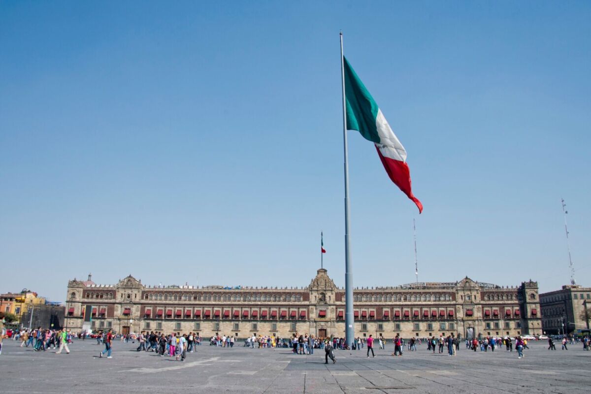 Plancha del Zócalo Capitalino con la bandera 