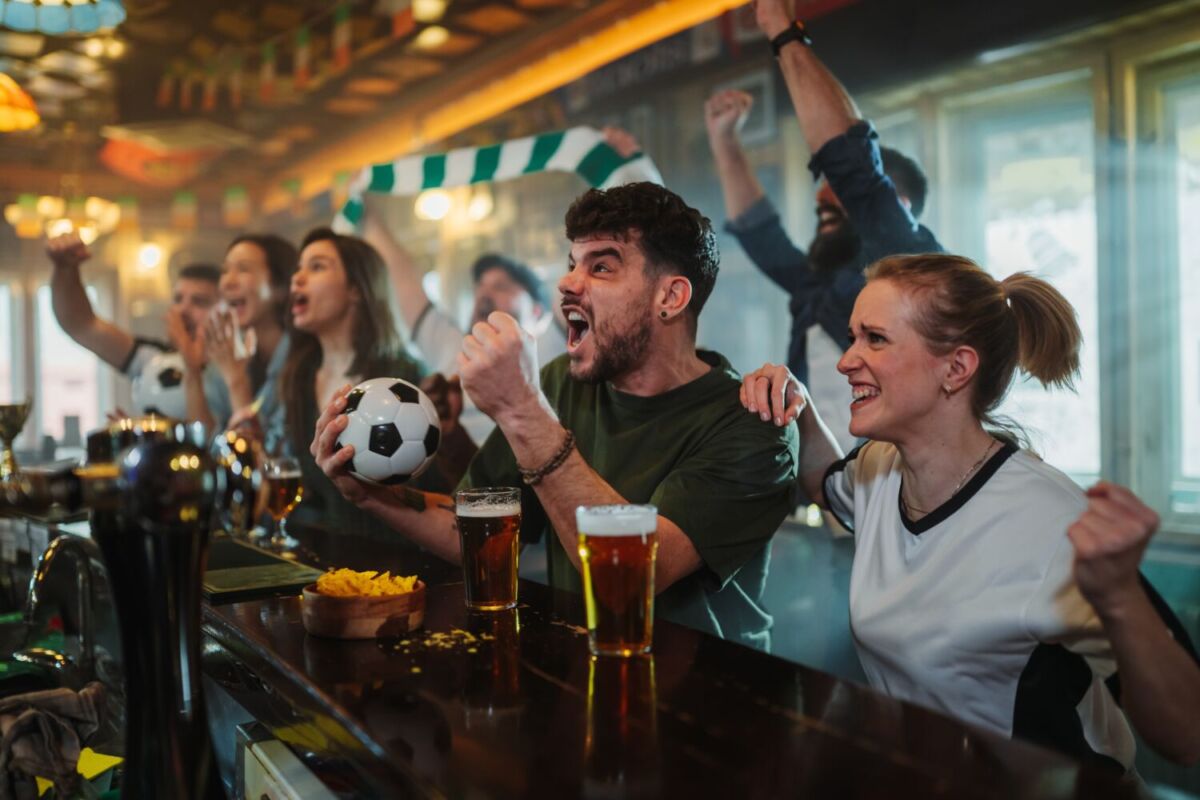 grupo de aficionados viendo partidos de fútbol 