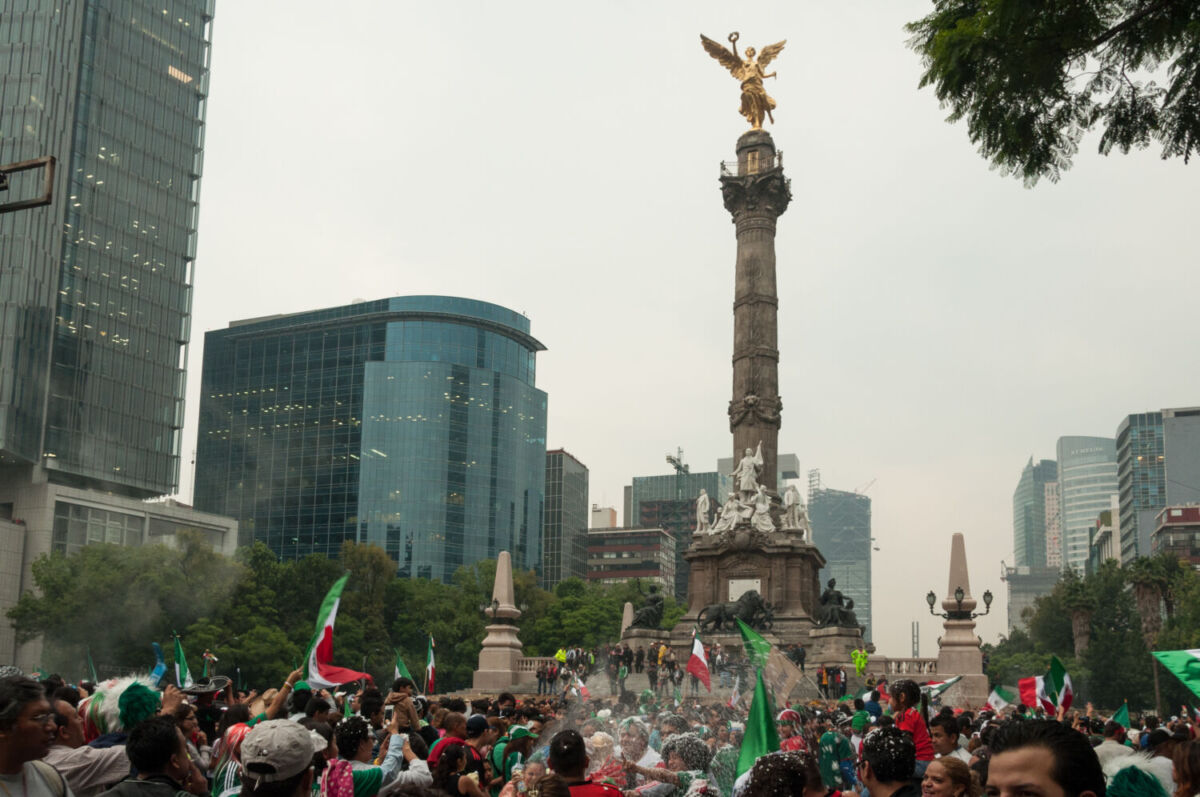 personas festejando frente al Ángel de la Independencia, en CDMX 