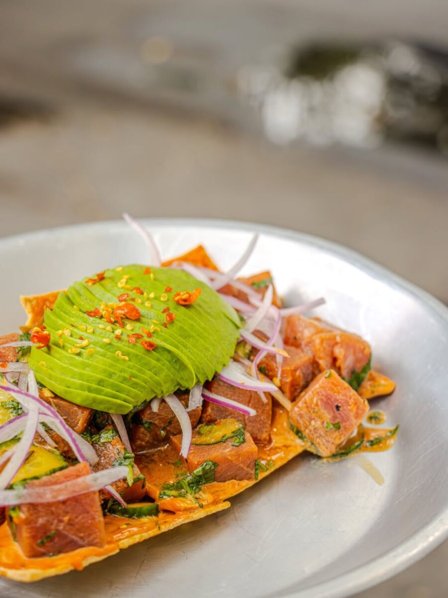 tostada de atún con mango, cebolla y aguacate 