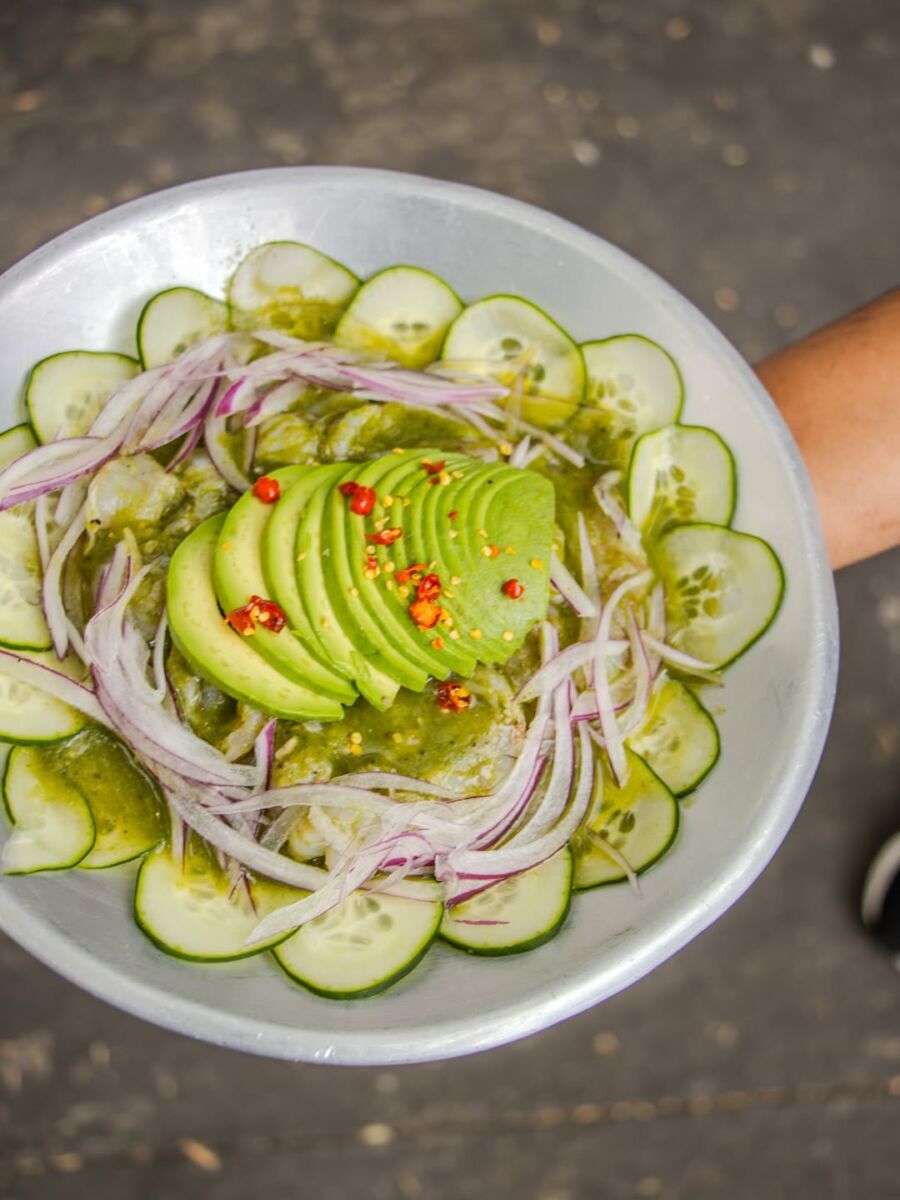 aguachirle verde con pepino, cebolla y aguacate 