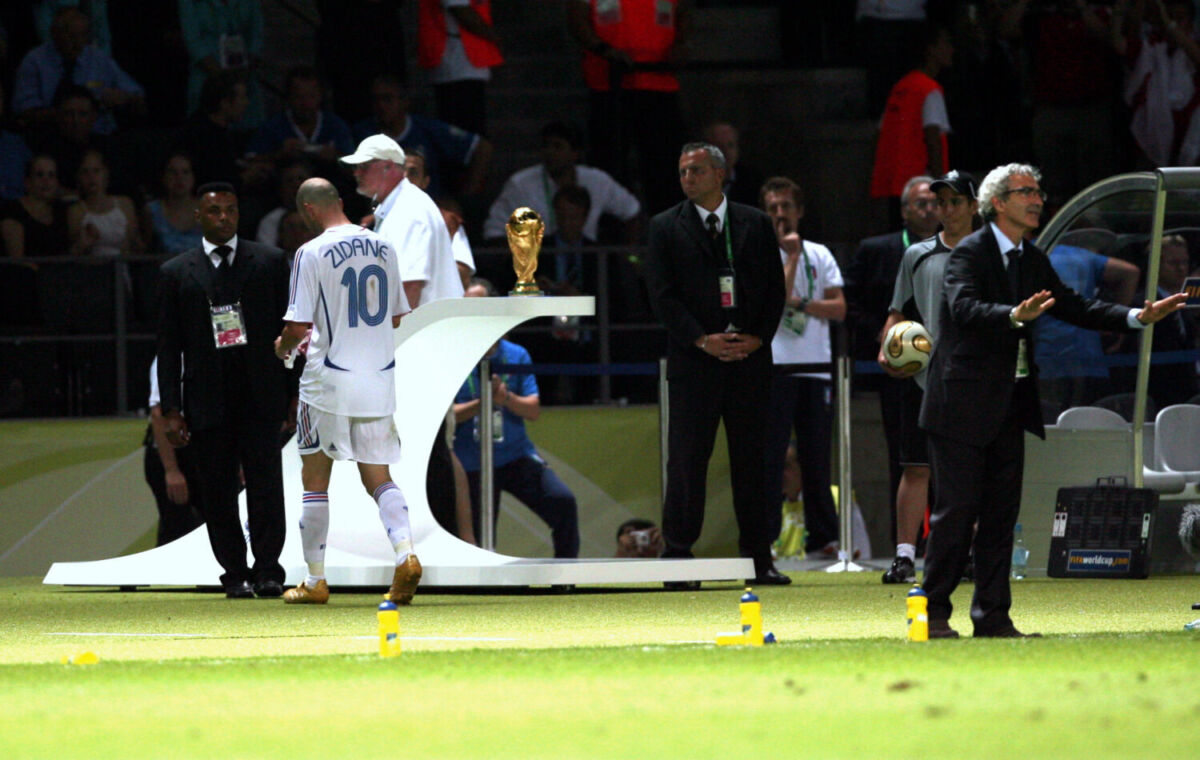 Zidane abandonando la cancha tras ser expulsado por agresión en el Mundial de Alemania 2006 