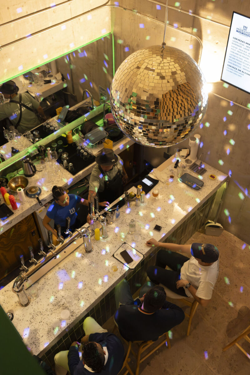 Morenos Taproom con televisión y bola de disco