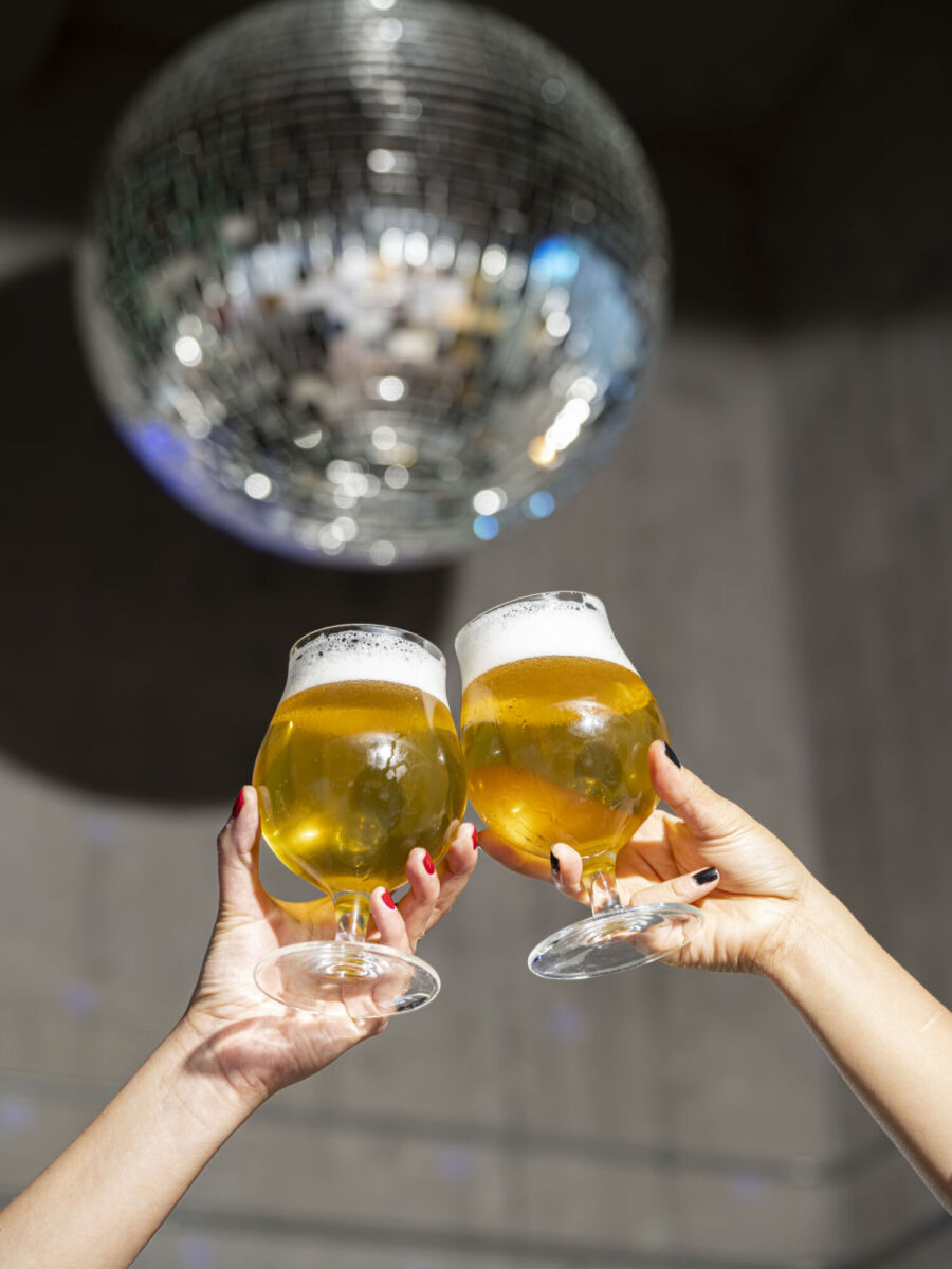 Personas chocando cervezas artesanales 