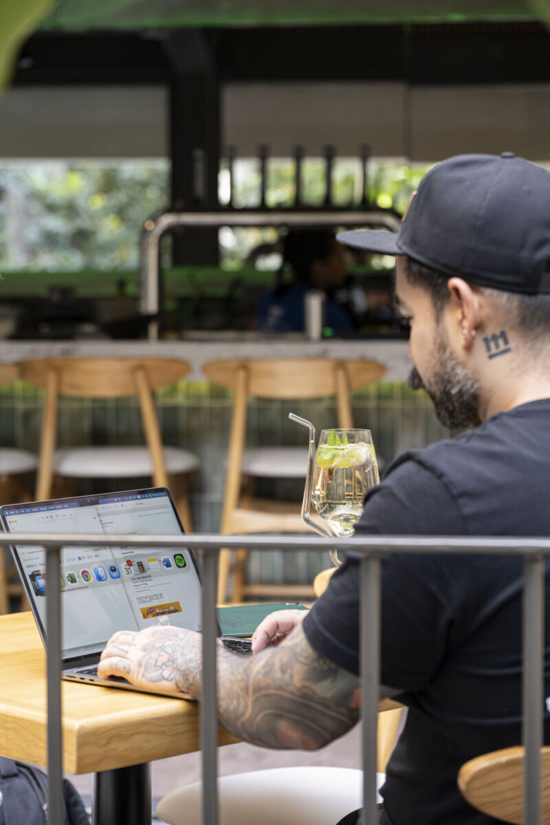 Persona trabajando con coctel en un bar